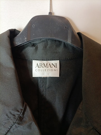 ARMANI COLLEZIONI. Gabardina negra detalle puño. T 46