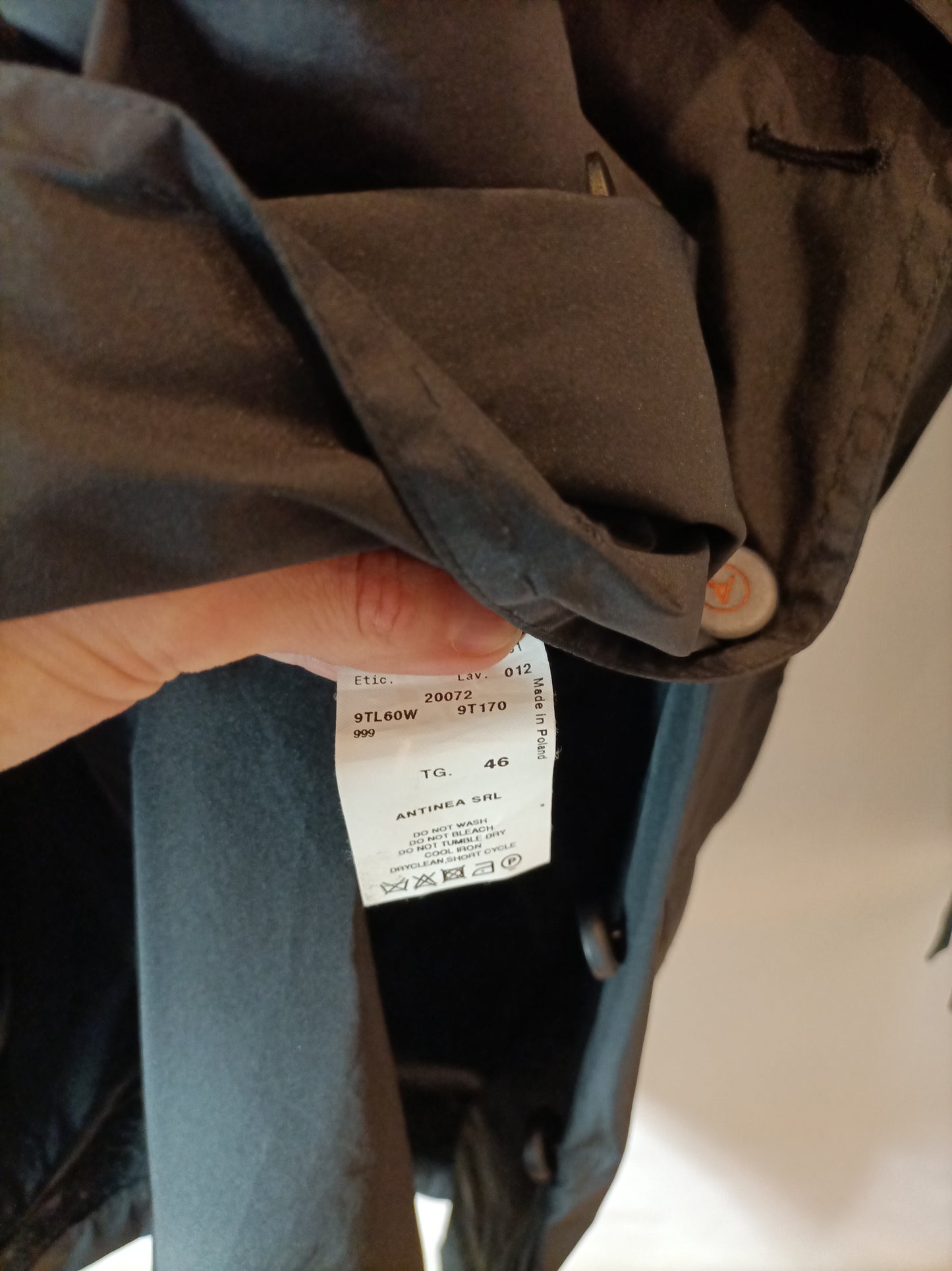 ARMANI COLLEZIONI. Gabardina negra detalle puño. T 46