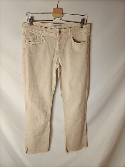 ZARA. pantalón denim beige T.40