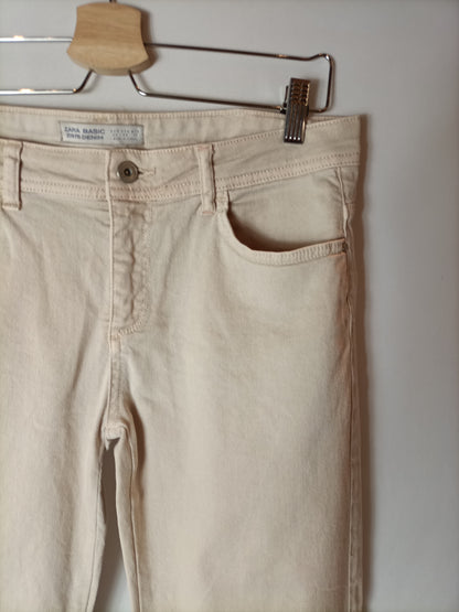 ZARA. pantalón denim beige T.40