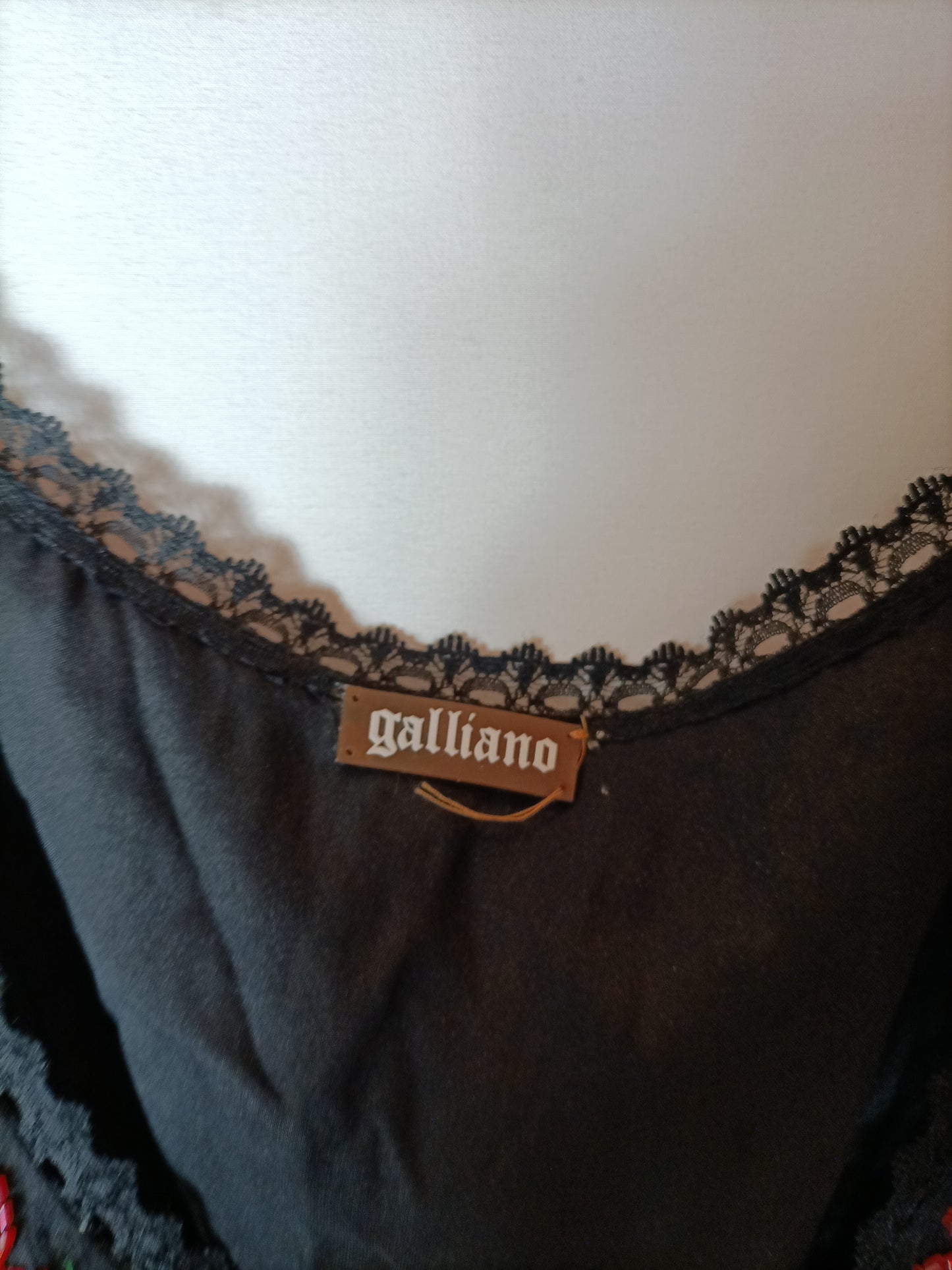 GALLIANO. Vestido negro abalorios. T 38