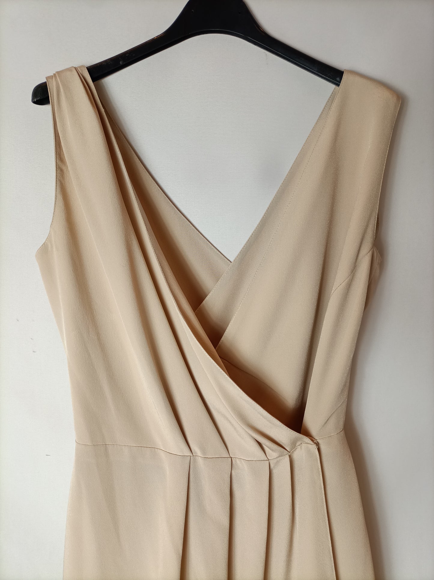 OTRAS. Vestido beige escote cruzado. T S