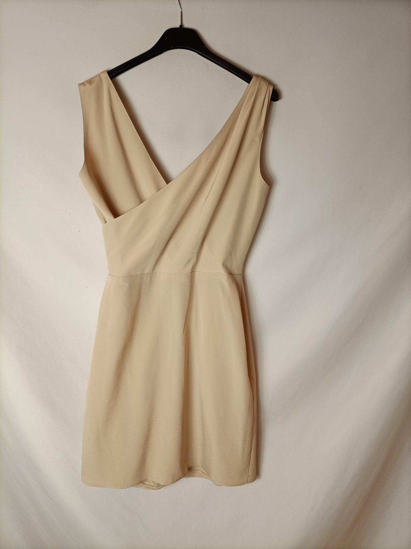 OTRAS. Vestido beige escote cruzado. T S