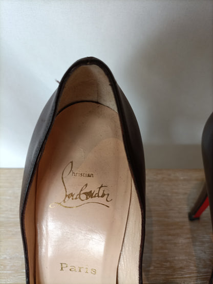 LOUBOUTIN. Tacones peeptoes marrones. T 37,5