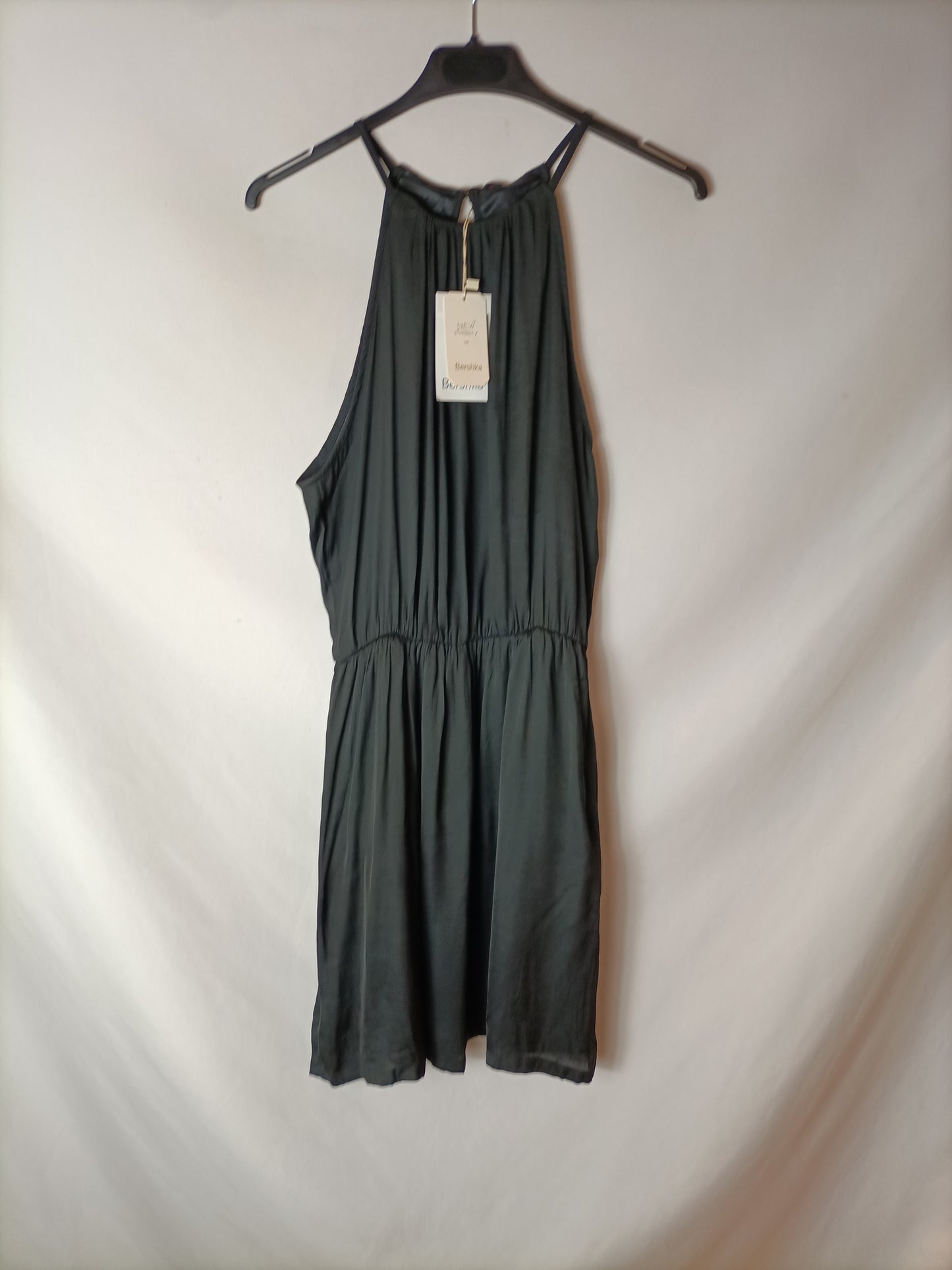 BERSHKA. vestido corto negro T.m