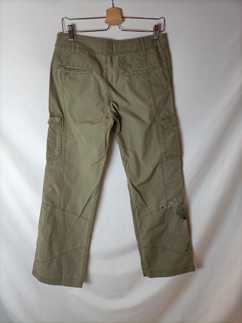 CHEROKEE. Pantalones verdes bordado. T 10 (40)