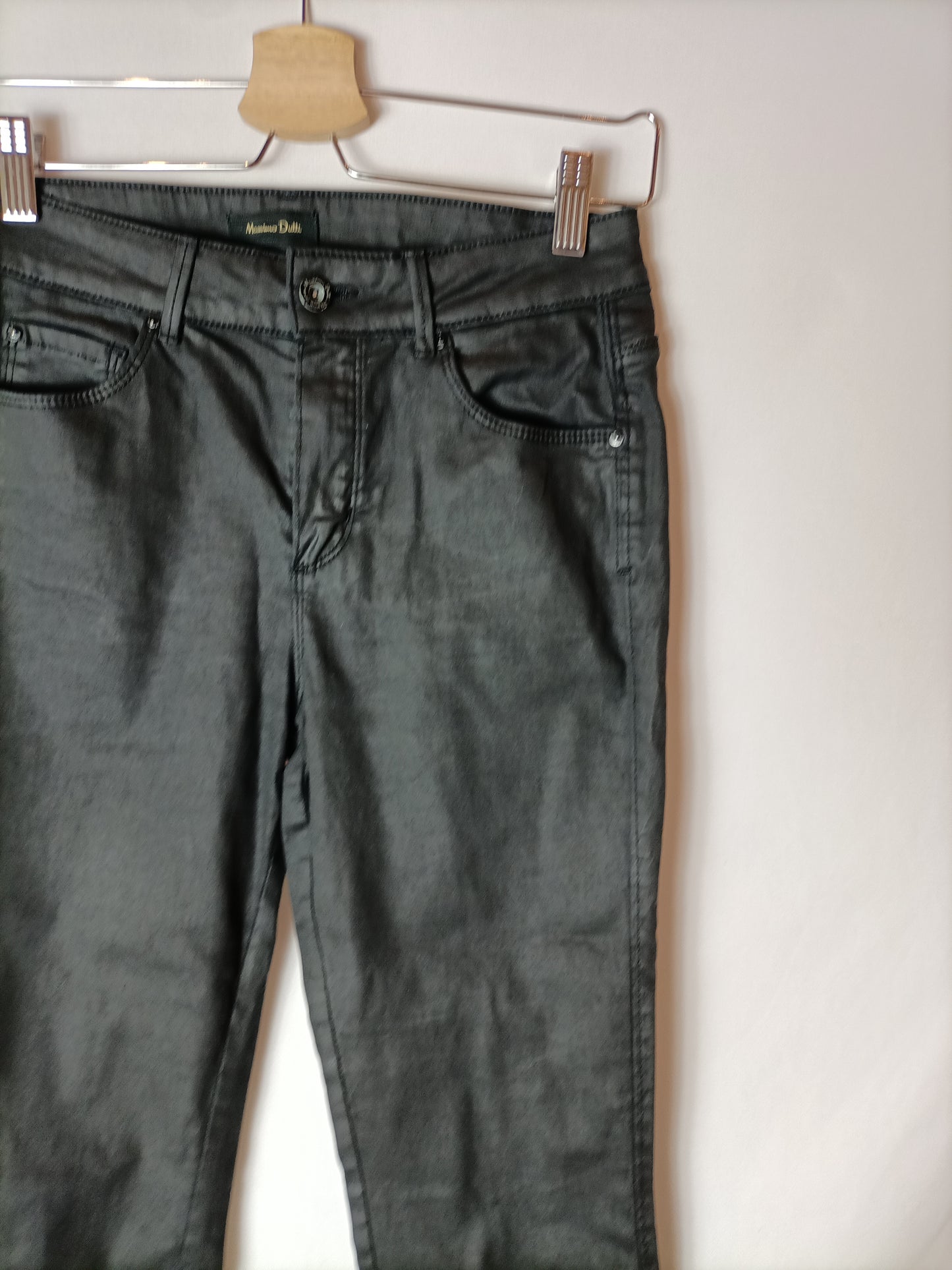 MASSIMO DUTTI. Pantalón pitillo encerado. T 36