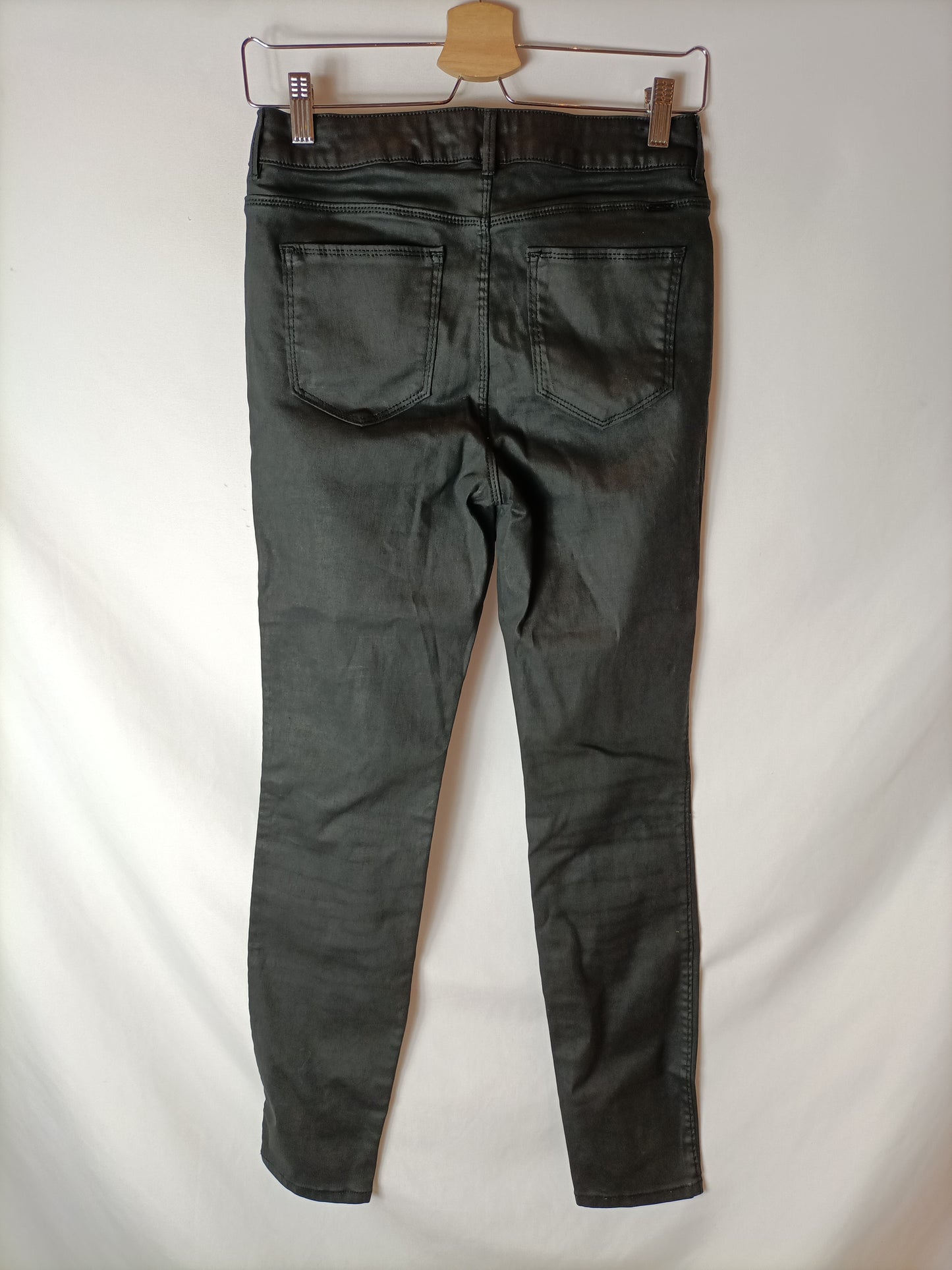 MASSIMO DUTTI. Pantalón pitillo encerado. T 36