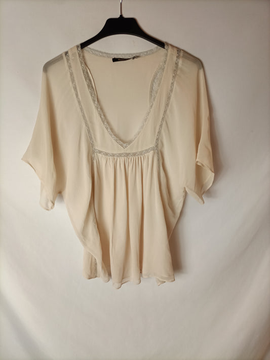 BASSEMENT. Blusa beige semitransparente encajes. T M