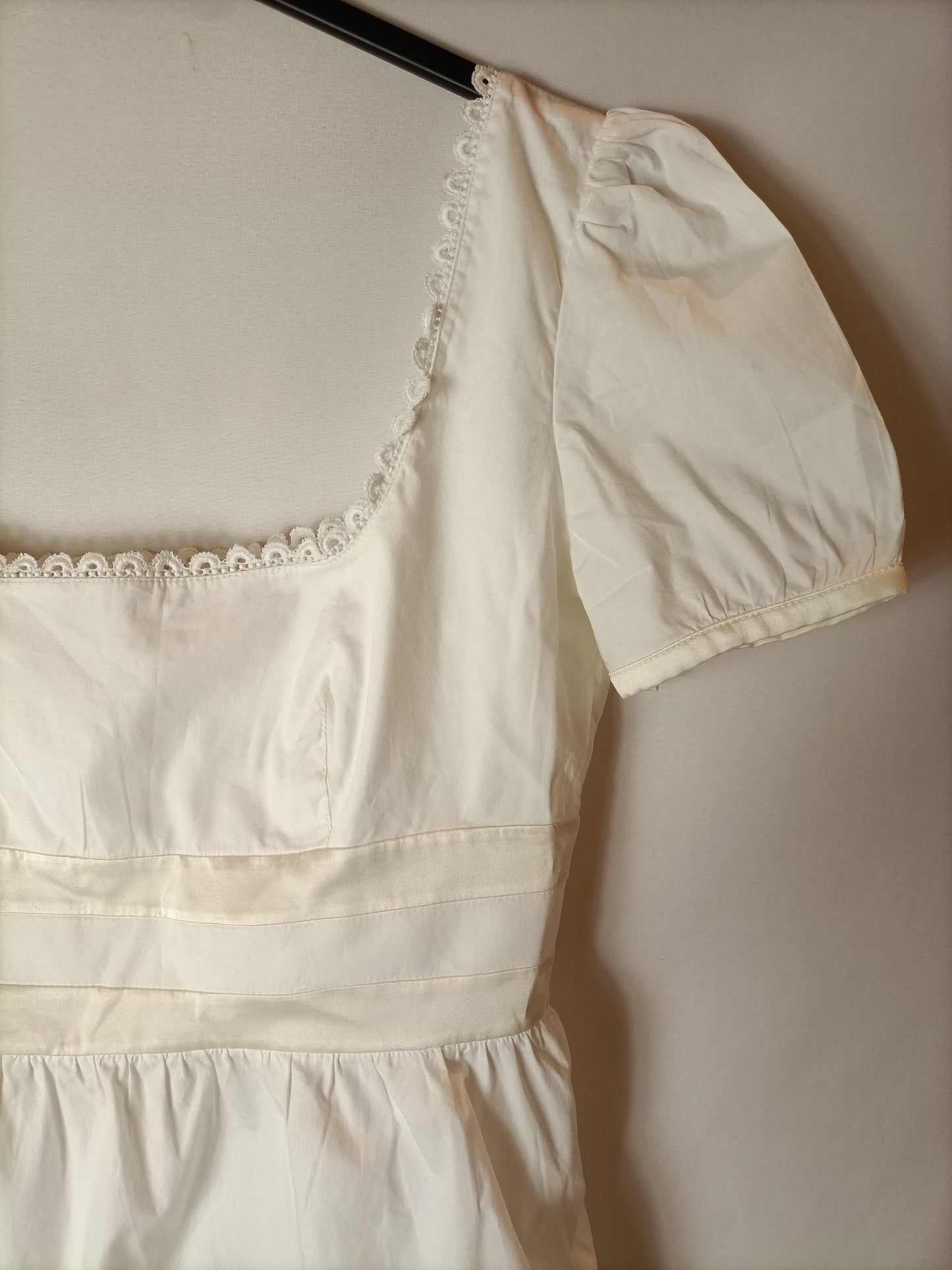 VALENTINO. Top blanco escote con detalle. T 40