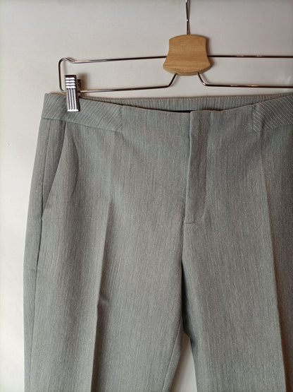 ZARA. Pantalón gris topitos T.38