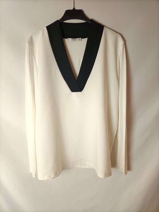 MANGO. Blusa blanca doble textura. T M