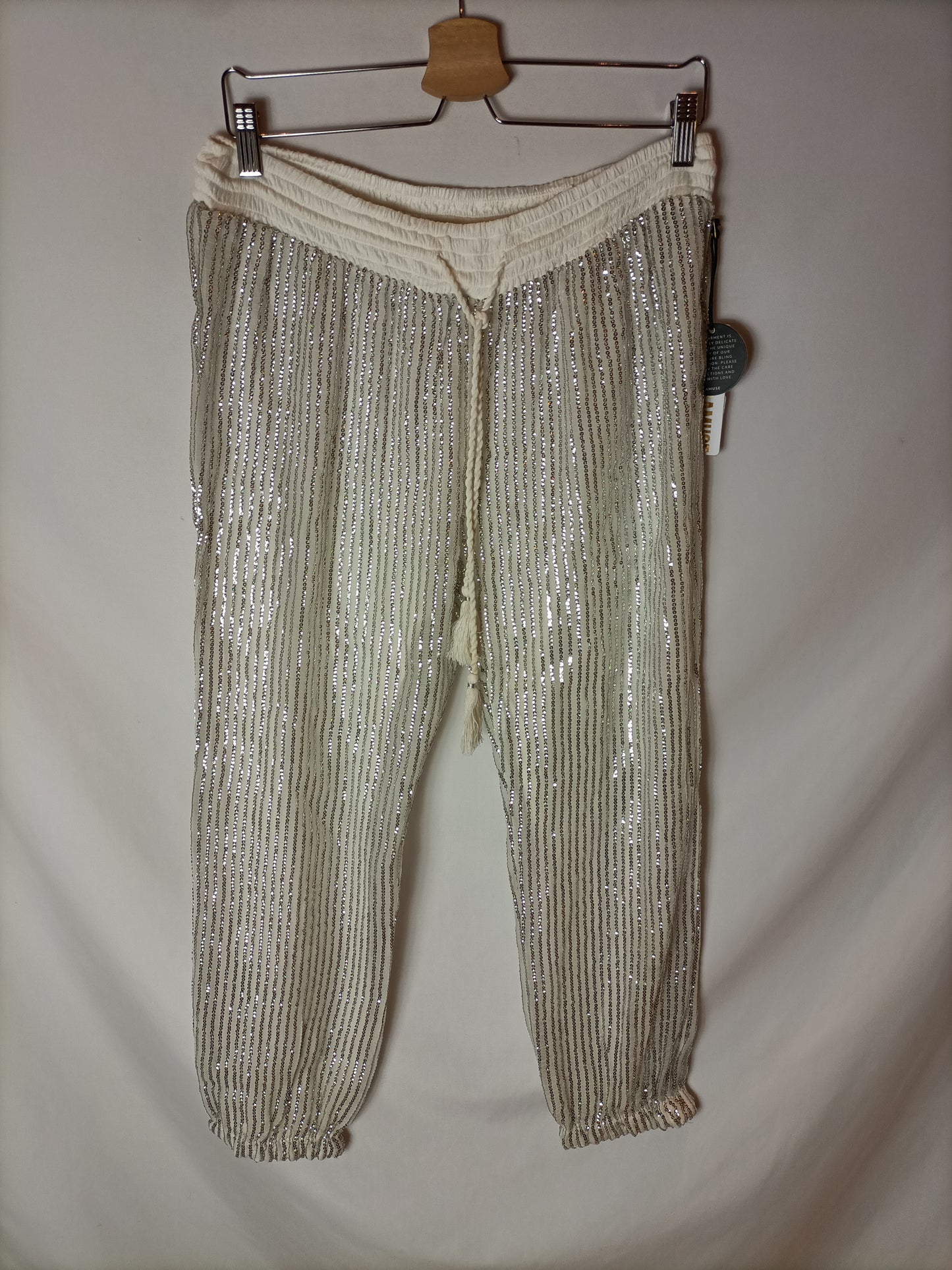 AMUSE SOCIETY. Pantalones blancos lentejuelas. T M