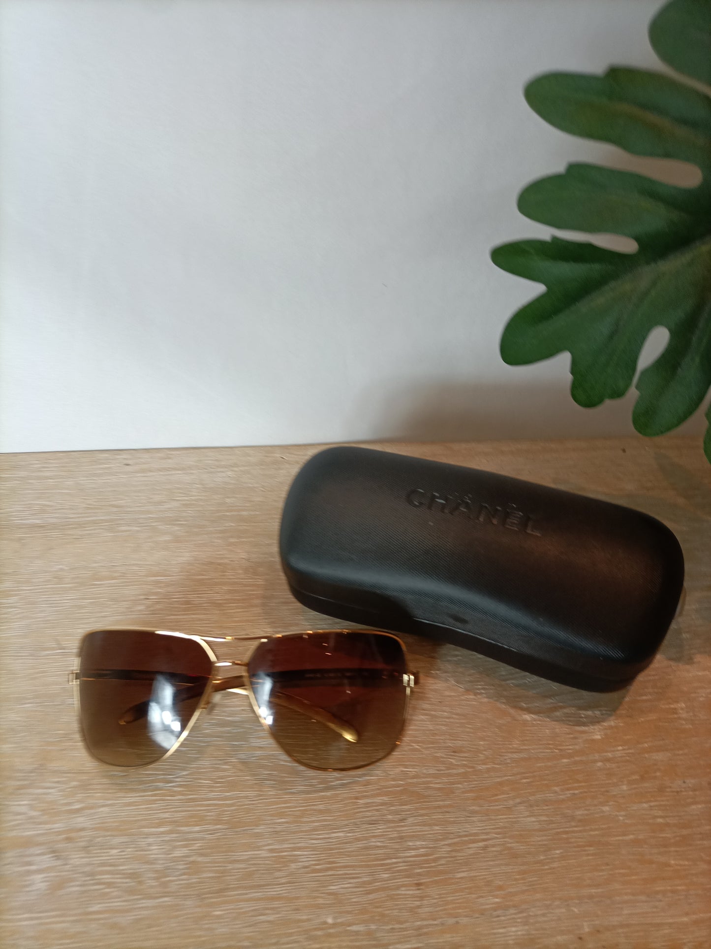 CHANEL. Gafas de sol montura dorada