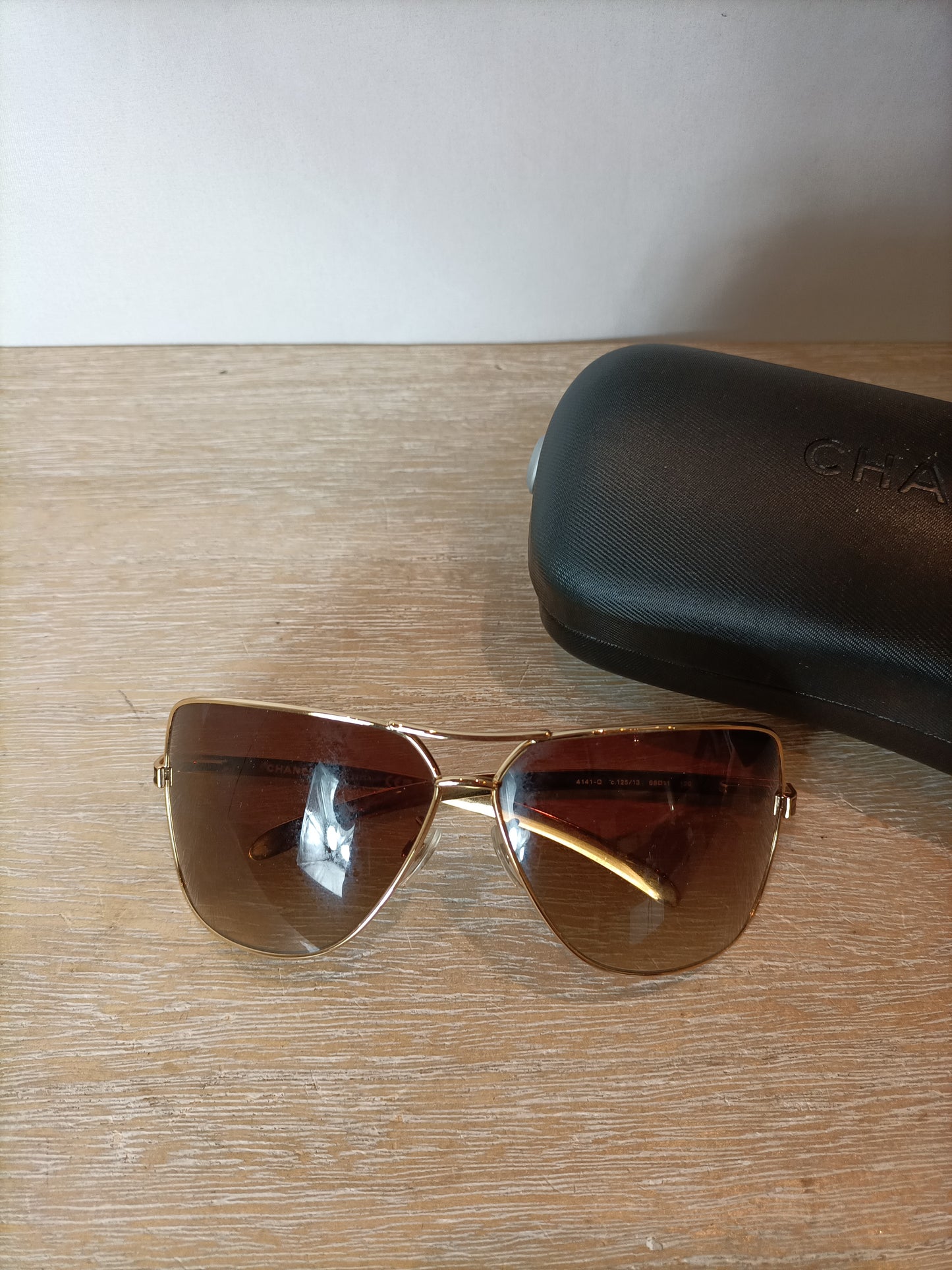 CHANEL. Gafas de sol montura dorada