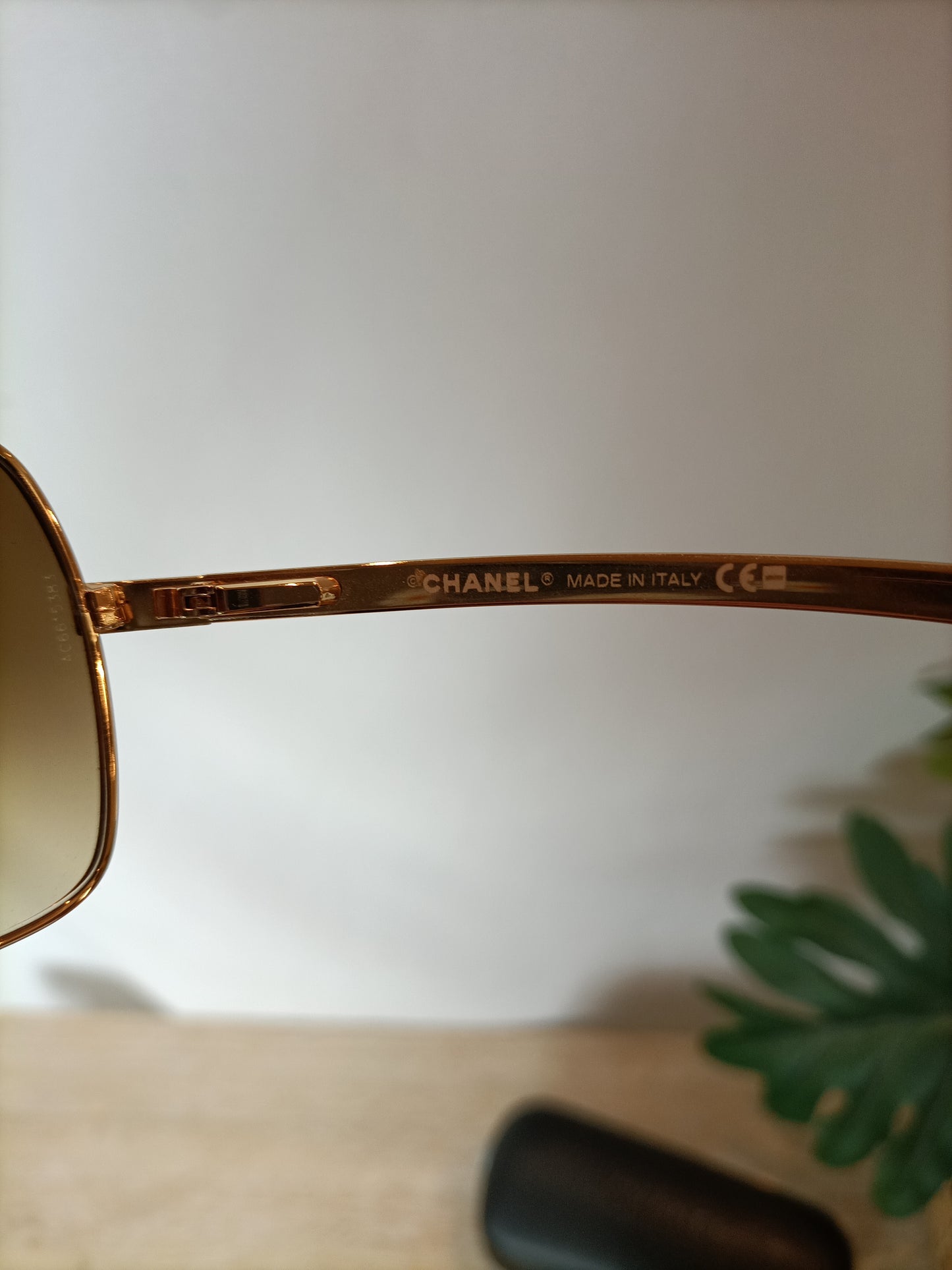 CHANEL. Gafas de sol montura dorada