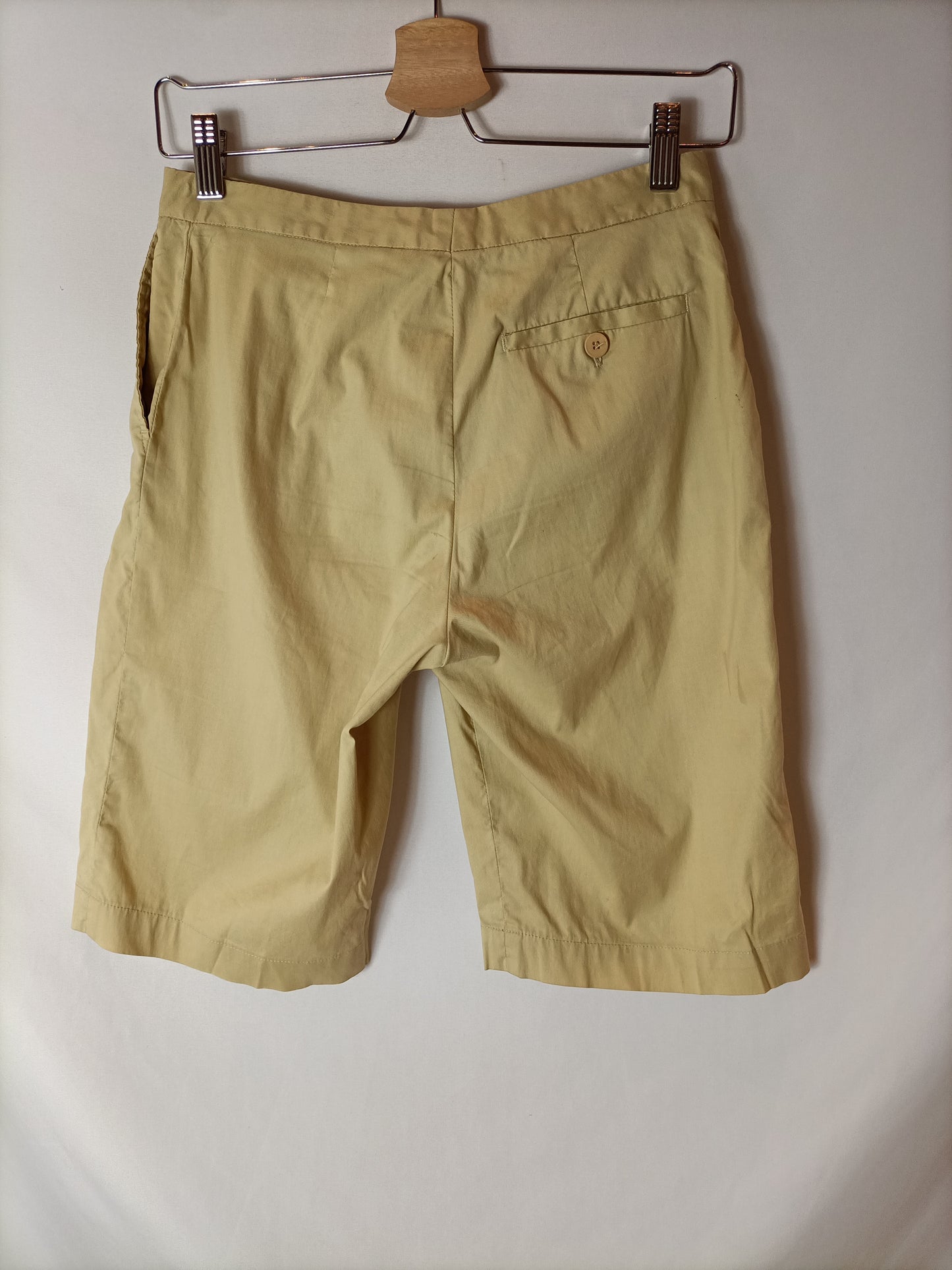 MASSIMO DUTTI. Bermuda entallada beige T.38(36)