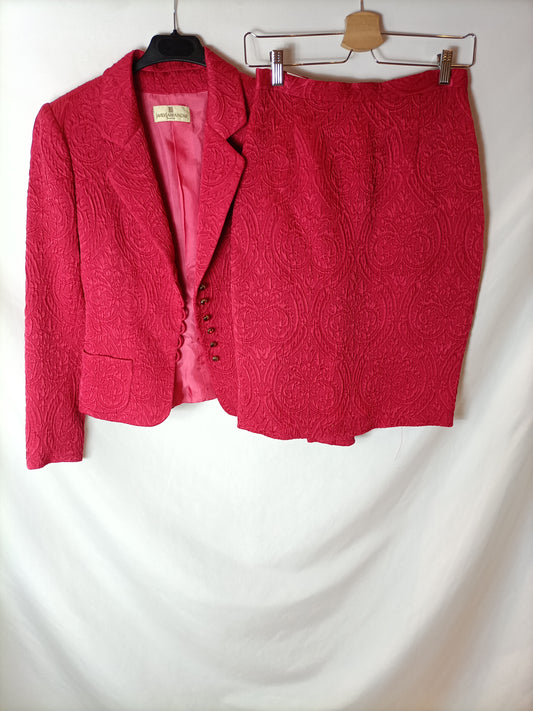 JAVIER LARRAINZAR. Total look Blazer y falda roja textura. T 36