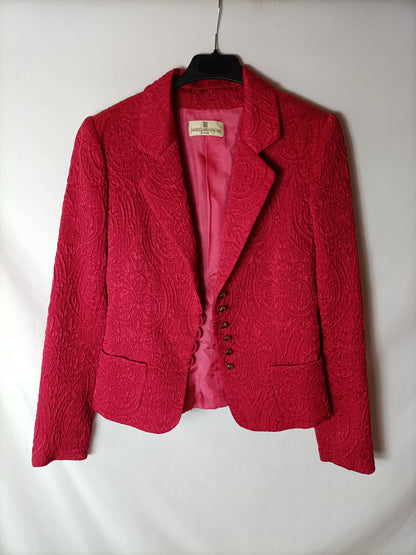 JAVIER LARRAINZAR. Total look Blazer y falda roja textura. T 36