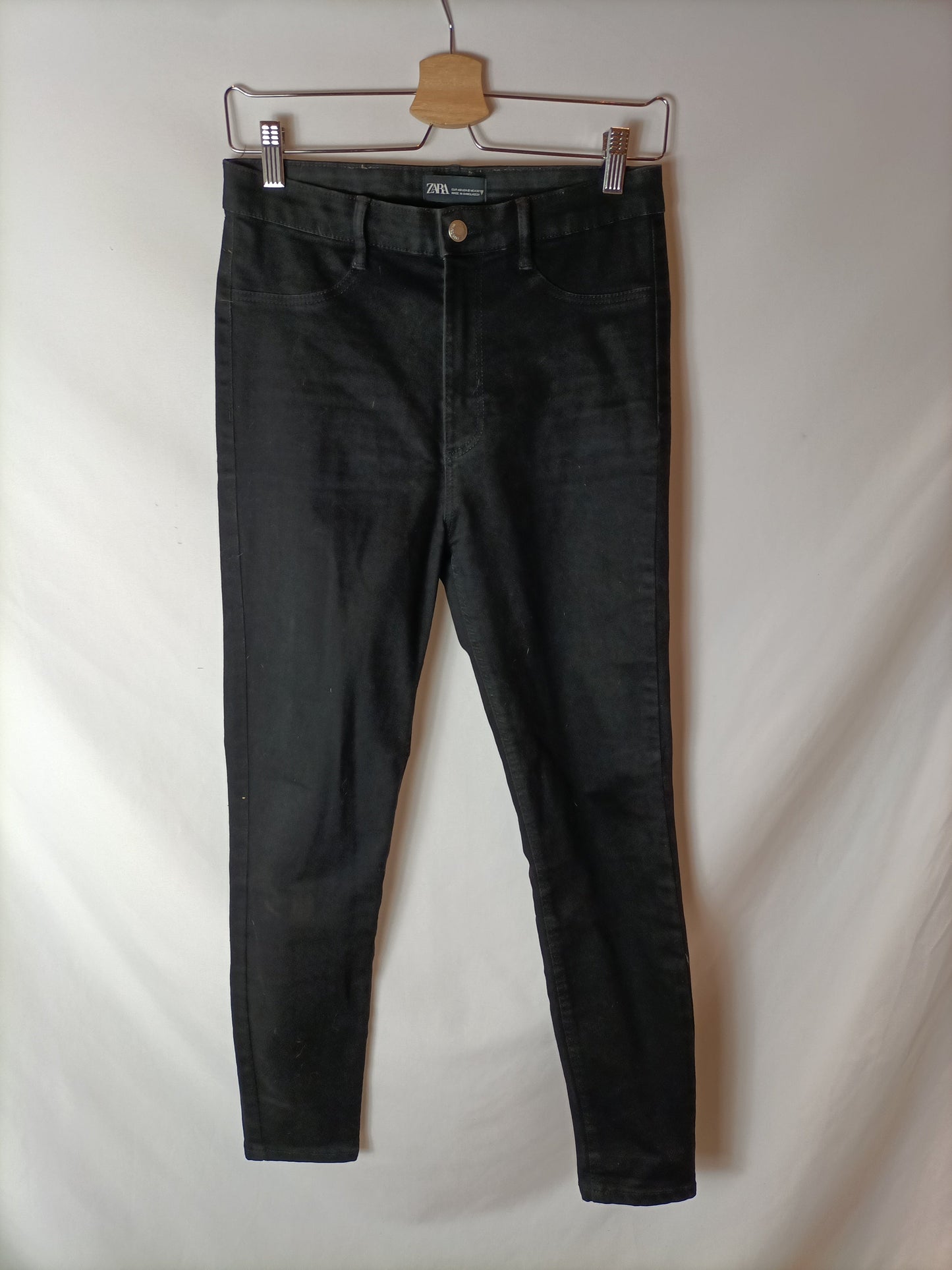 ZARA. Pantalón negro pitillo T.40