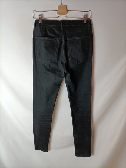 ZARA. Pantalón negro pitillo T.40