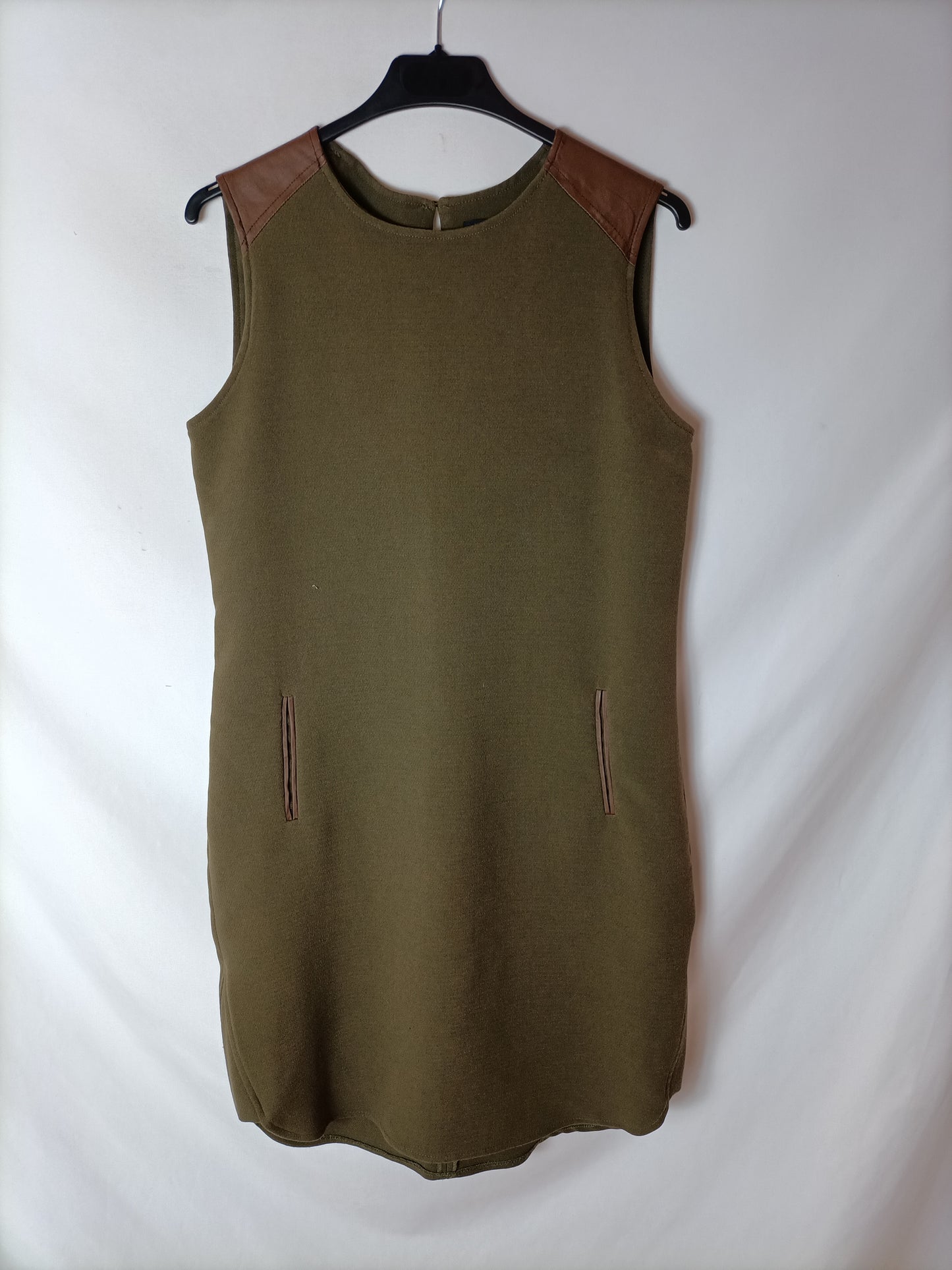 MASSIMO DUTTI. Vestido verde detalles en piel. T S