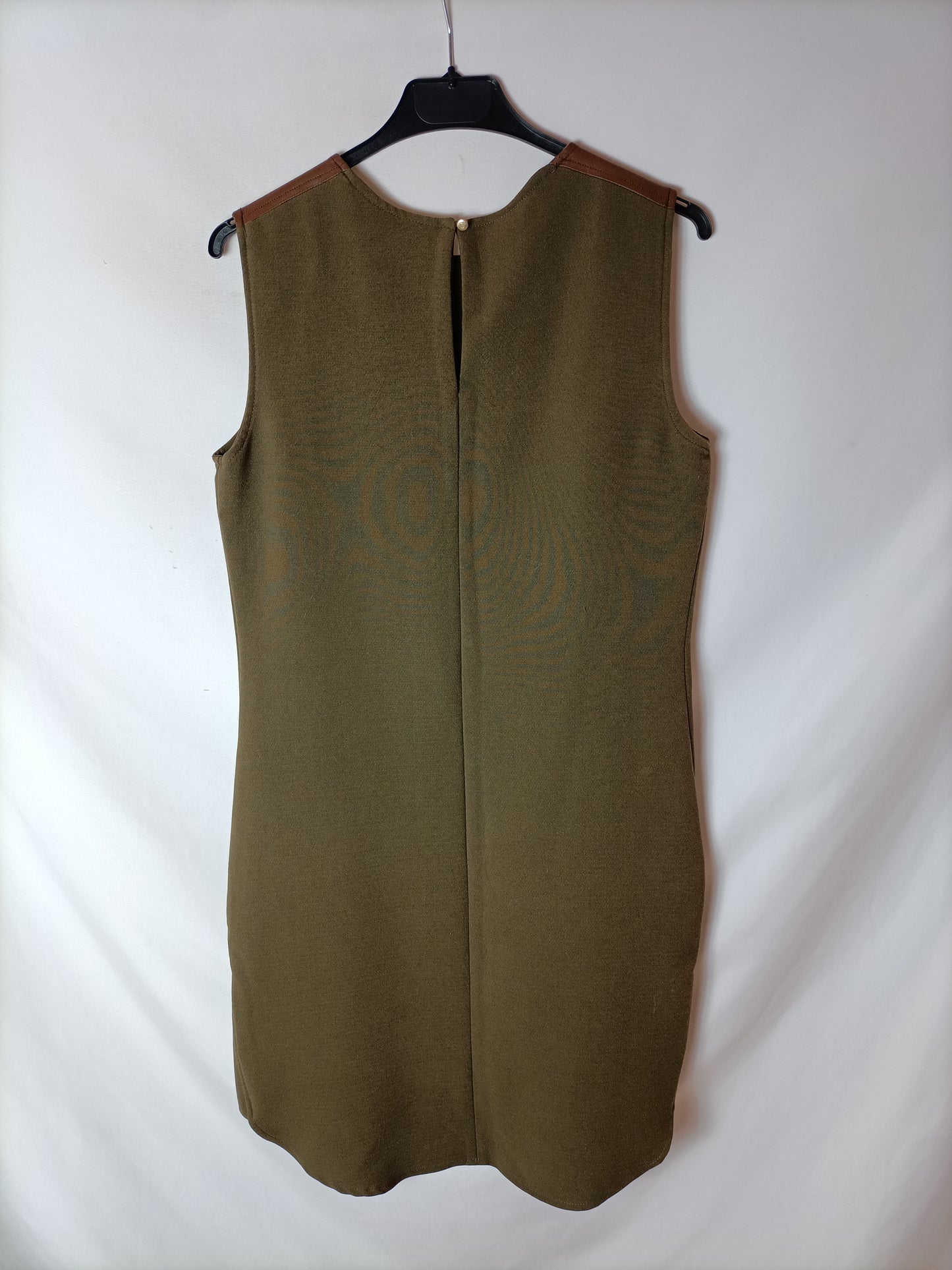 MASSIMO DUTTI. Vestido verde detalles en piel. T S