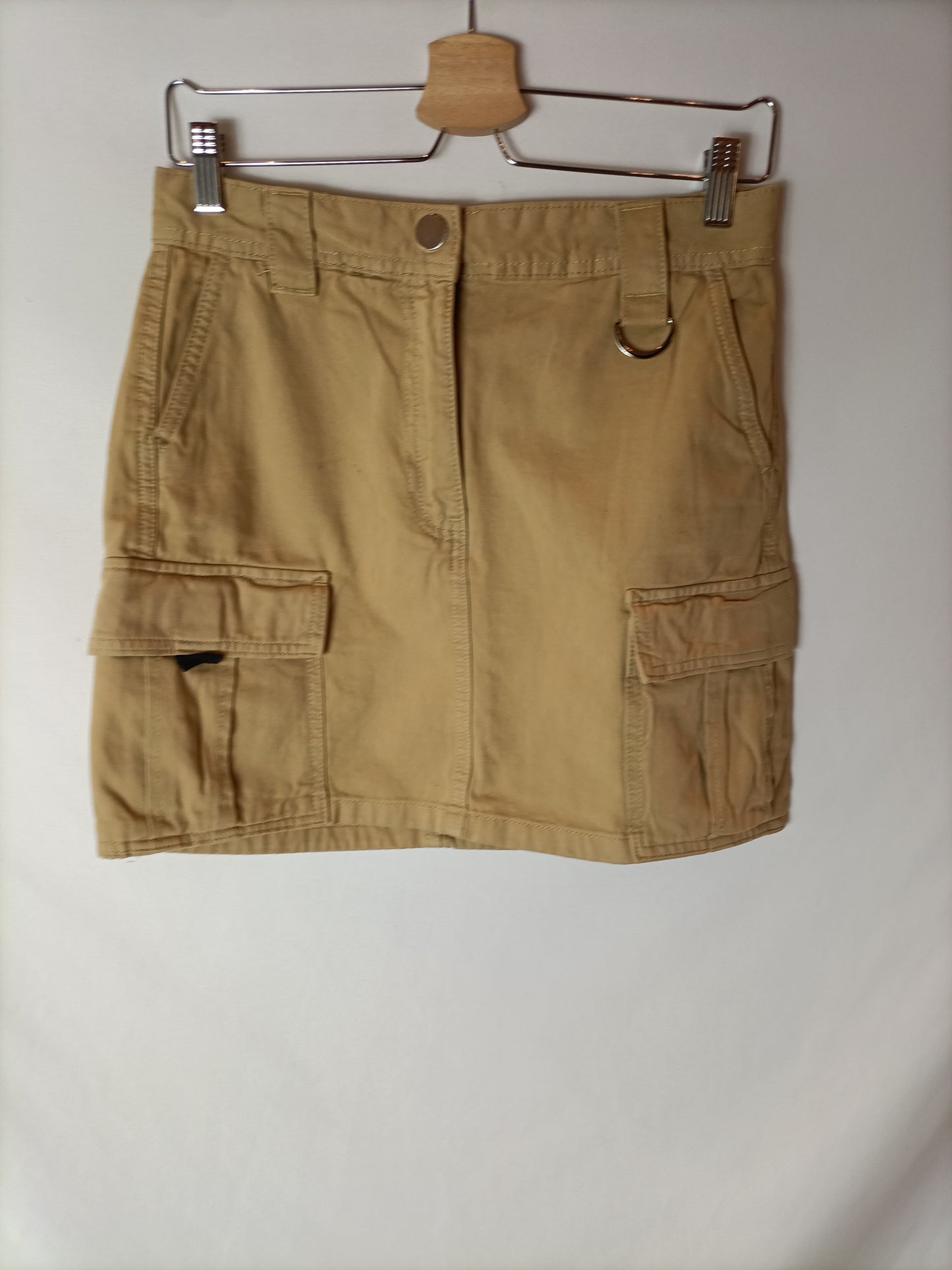 BERSHKA. Falda beige cargo T.38