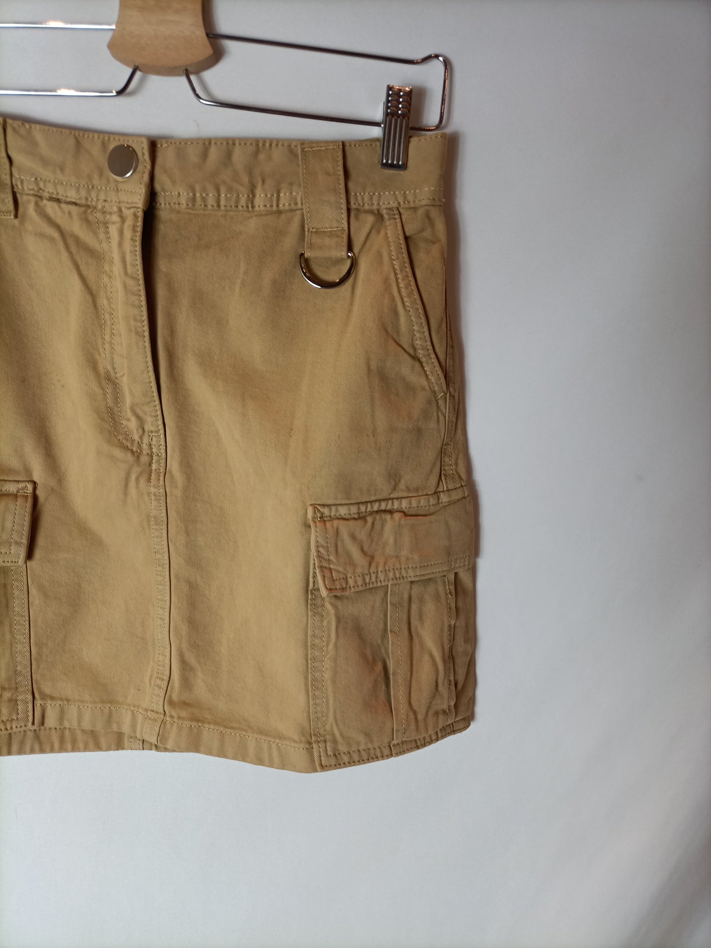 BERSHKA. Falda beige cargo T.38