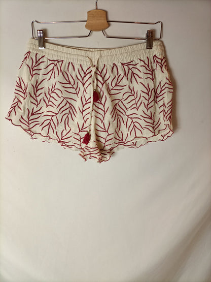 ZARA. Shorts beige bordado T.m