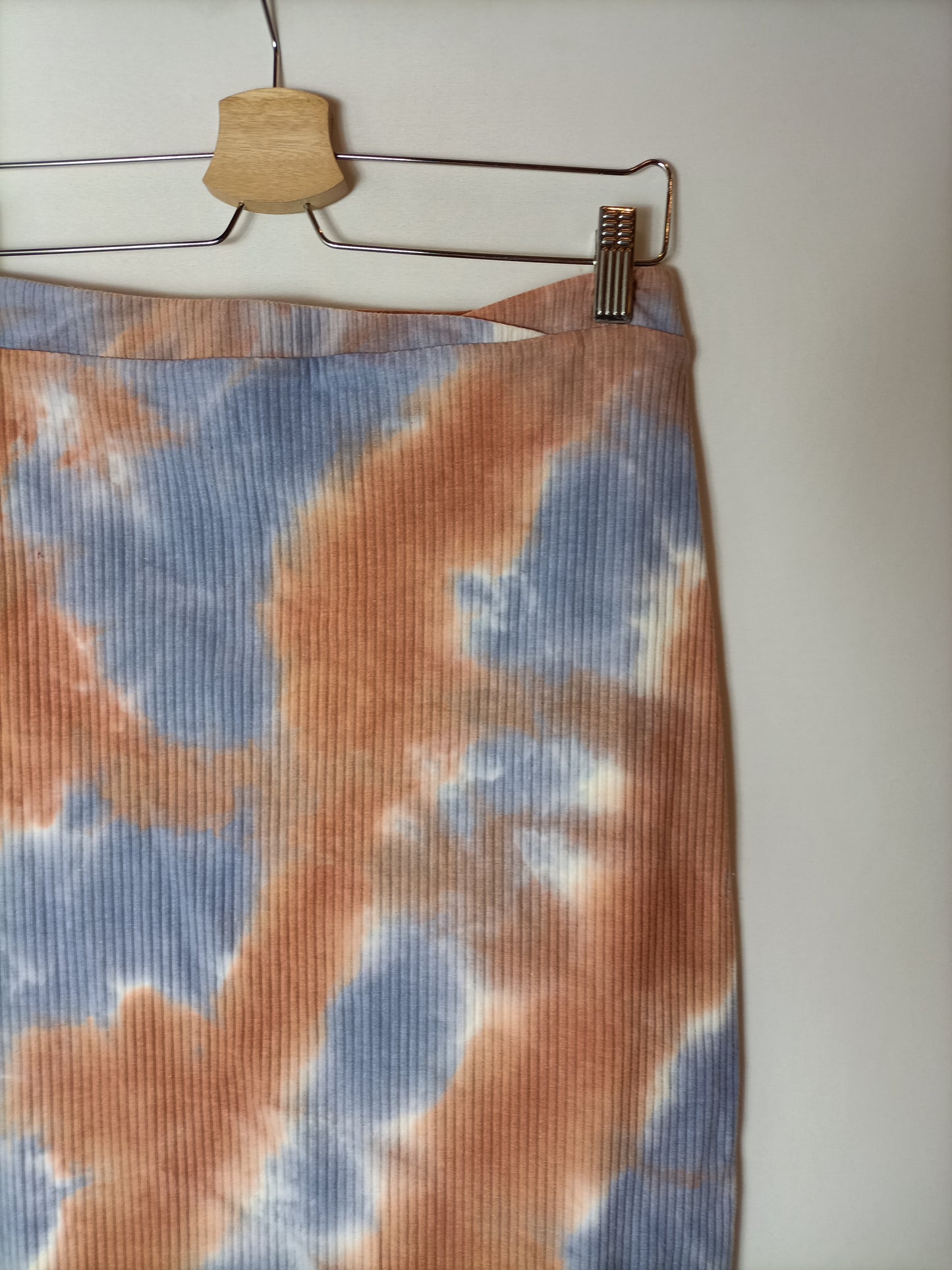 HOUSE OF HARLOW. Falda midi tie dye. T M