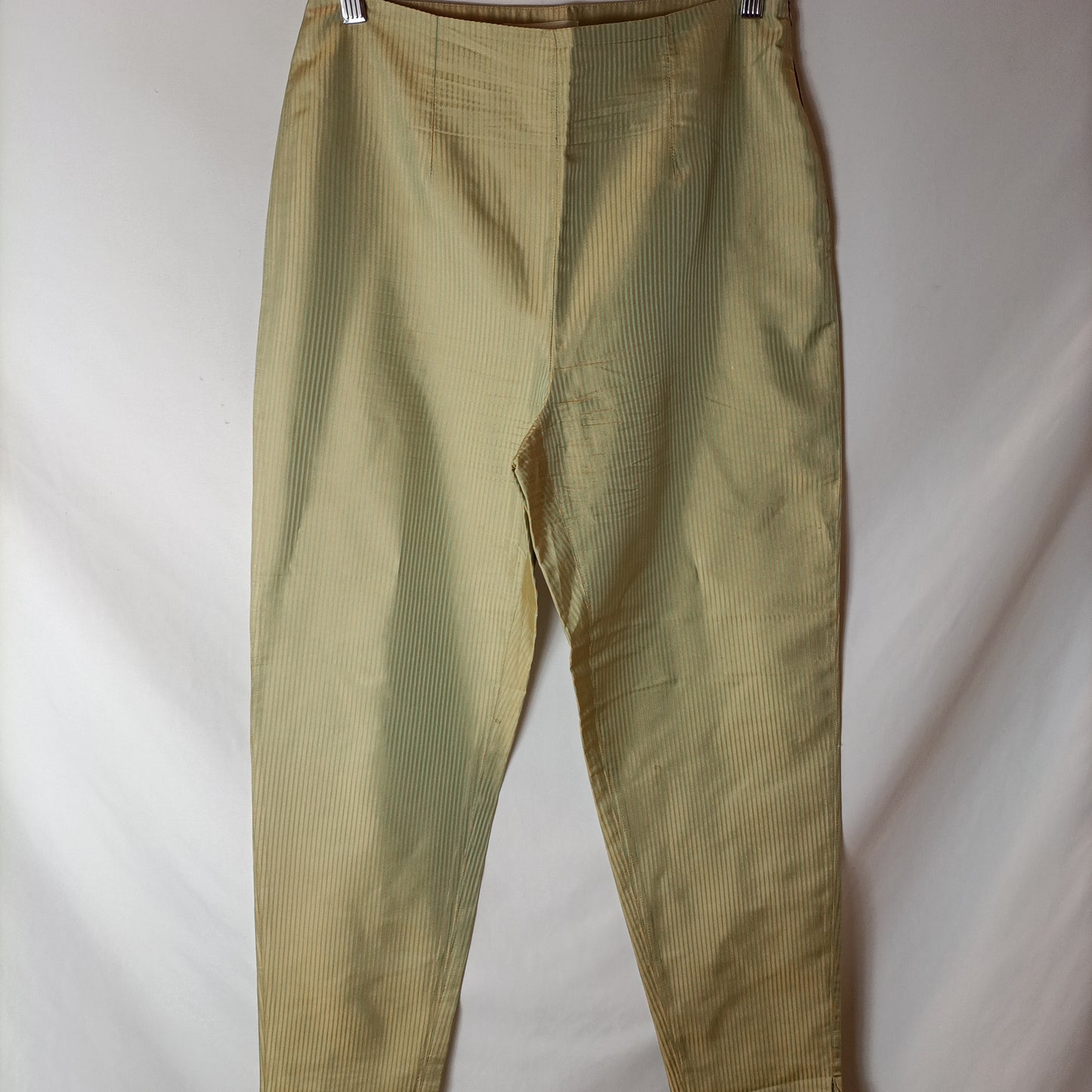 GUY LAROCHE. Pantalones dorados rayas verde agua. T 38