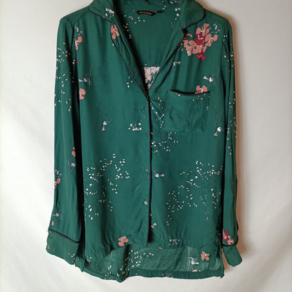 MASSIMO DUTTI. Blusa verde flores T.36