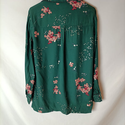 MASSIMO DUTTI. Blusa verde flores T.36