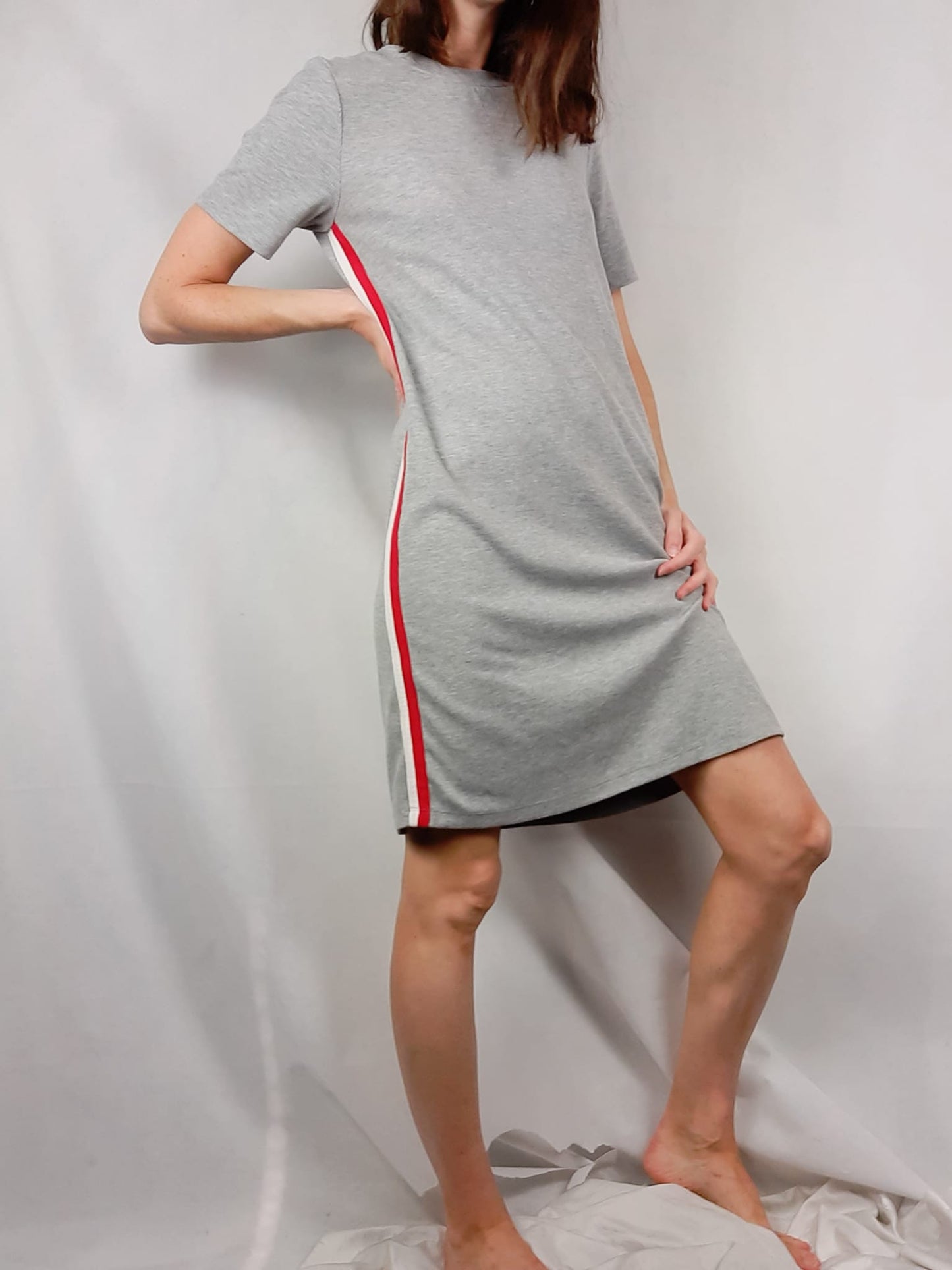 BERSHKA. Vestido gris T.m