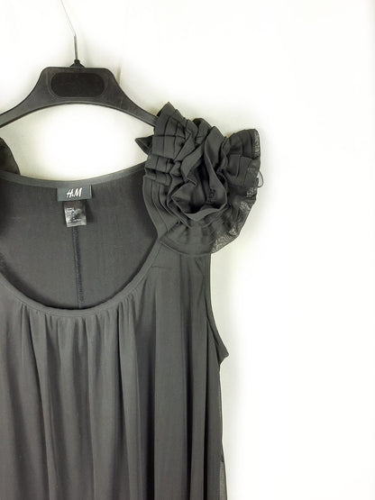 H&M. Vestido negro flores hombros  T.m