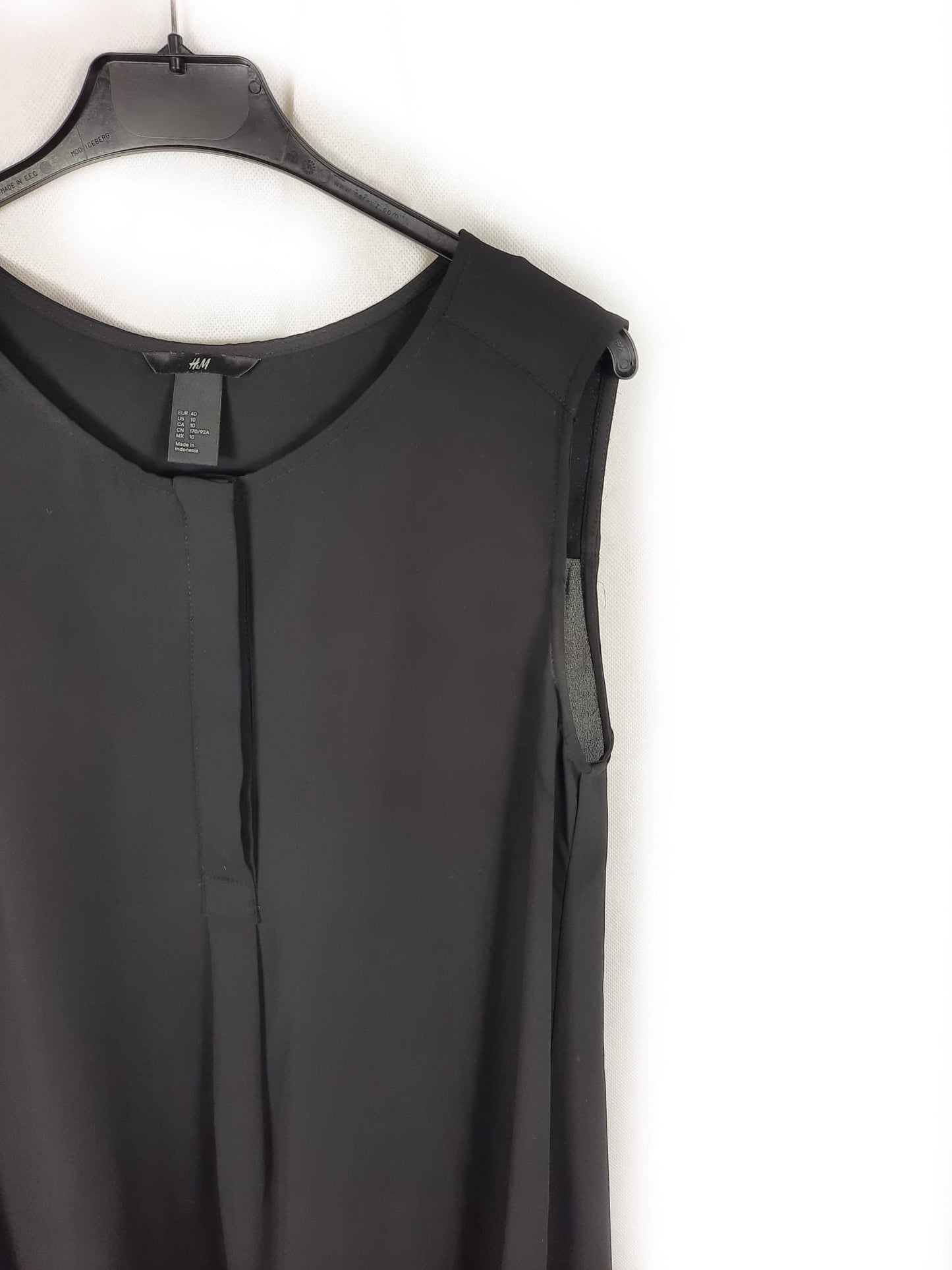 H&M. Blusa negra   T.40