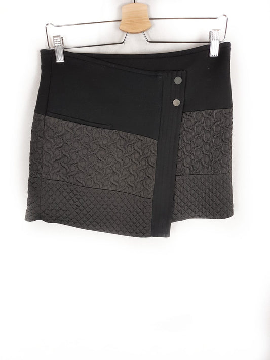 ZARA. Falda negra textura T.s