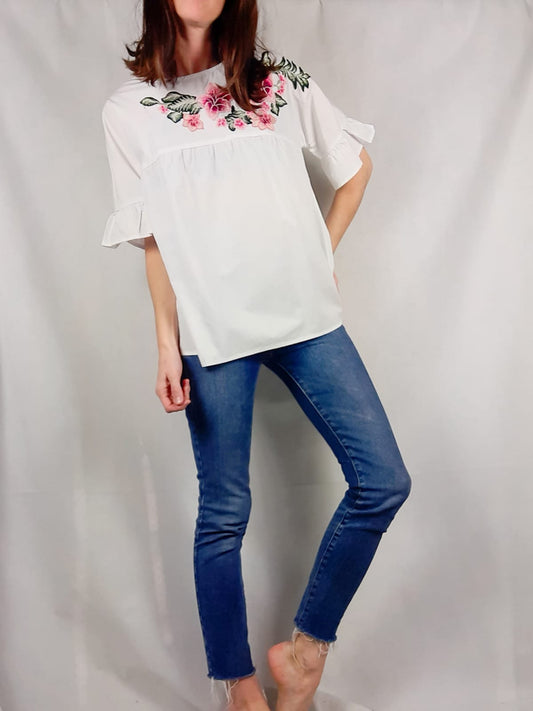 OTRAS.Blusa blanca flores bordadas T.s oversized