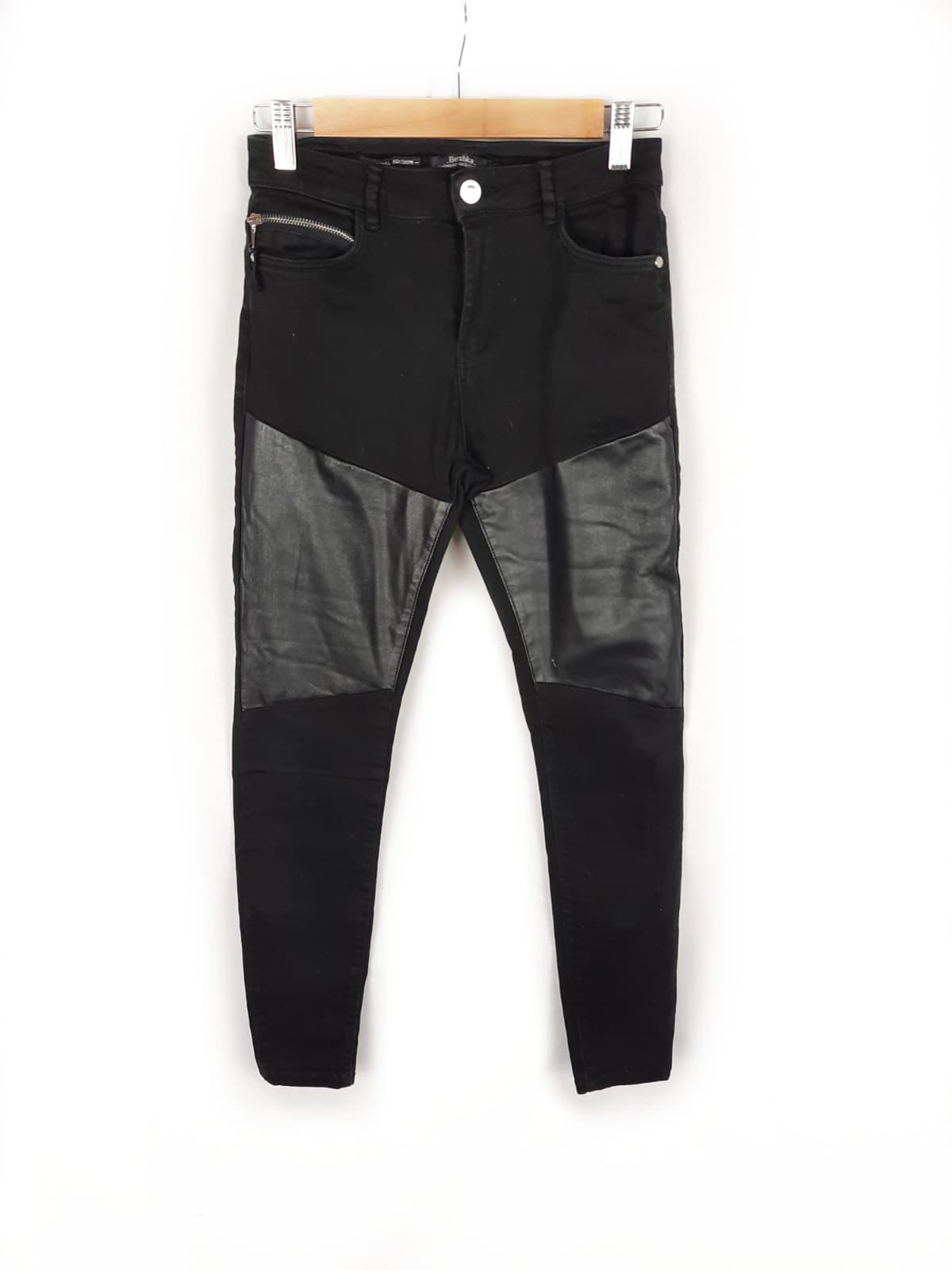 BERSHKA. Pantalones negro doble textura T.36