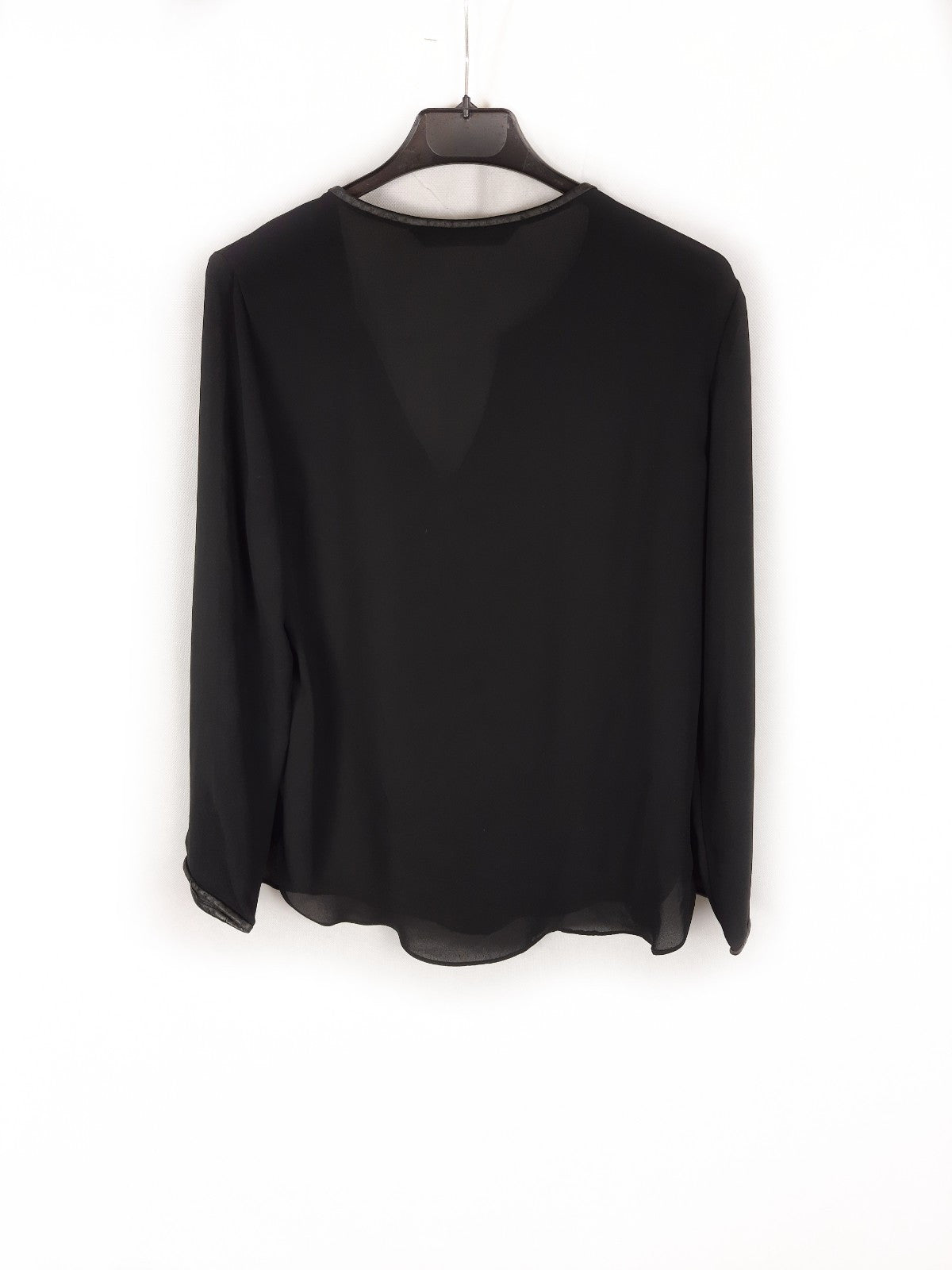 ZARA.Blusa negra pico T.xs