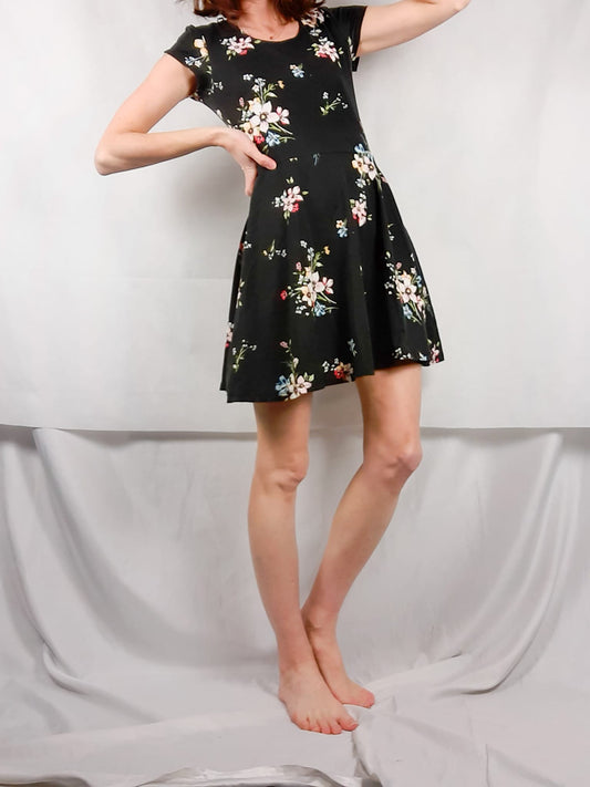 C&A. Vestido negro flores T.m