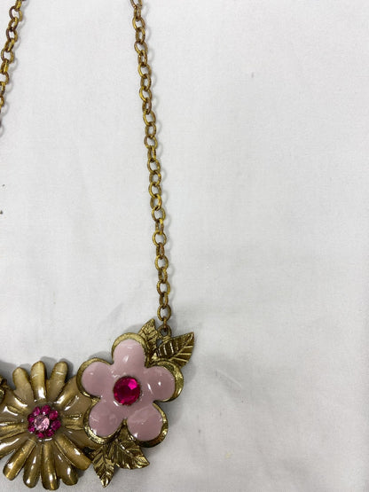 OTRAS.Collar dorado flores detalles rosas