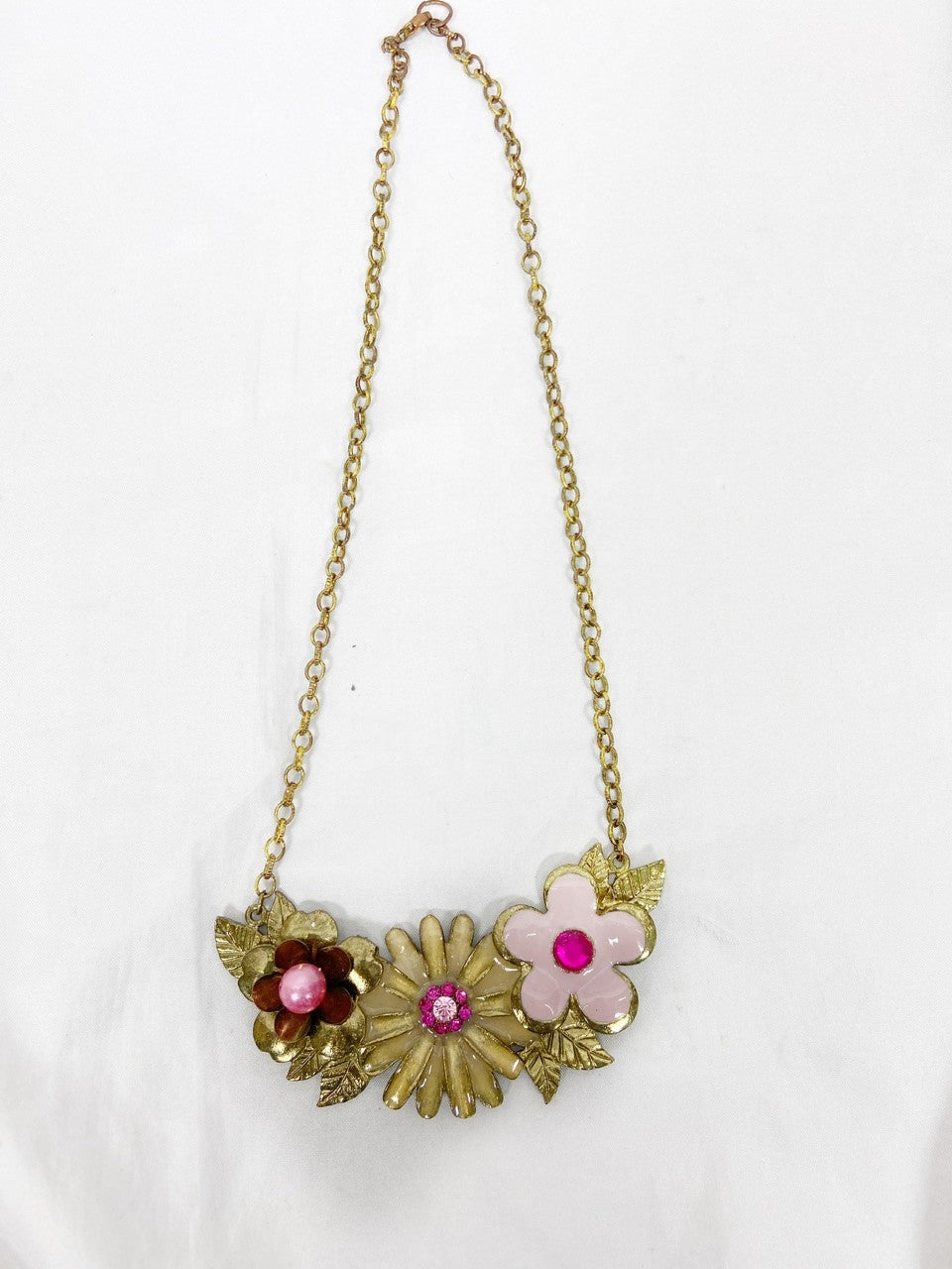 OTRAS.Collar dorado flores detalles rosas