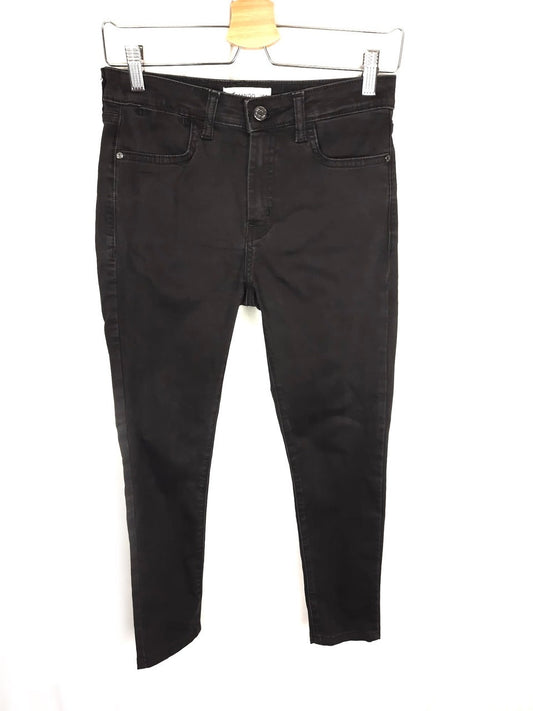 MANGO. Pantalon negro pitillo T.36