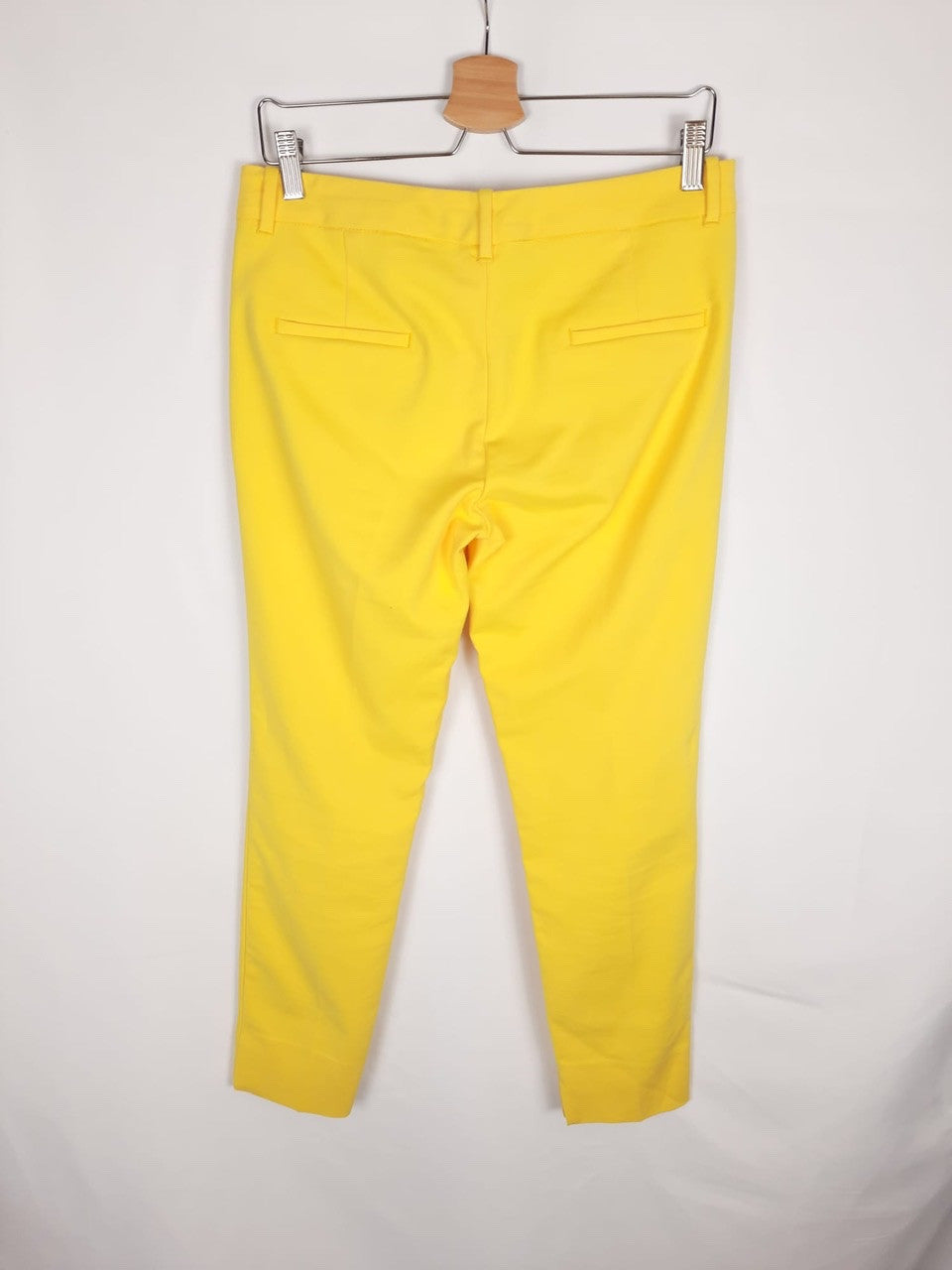 ZARA.Pantalones amarillos vestir T.36