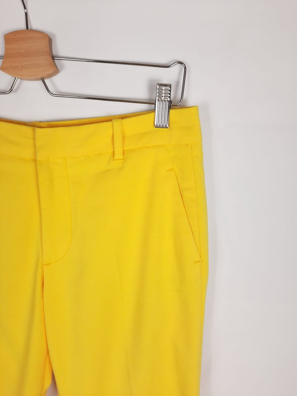 Quiero el pantaloooon! ;)  Pantalones anchos de vestir, Moda amarilla,  Pantalones de moda