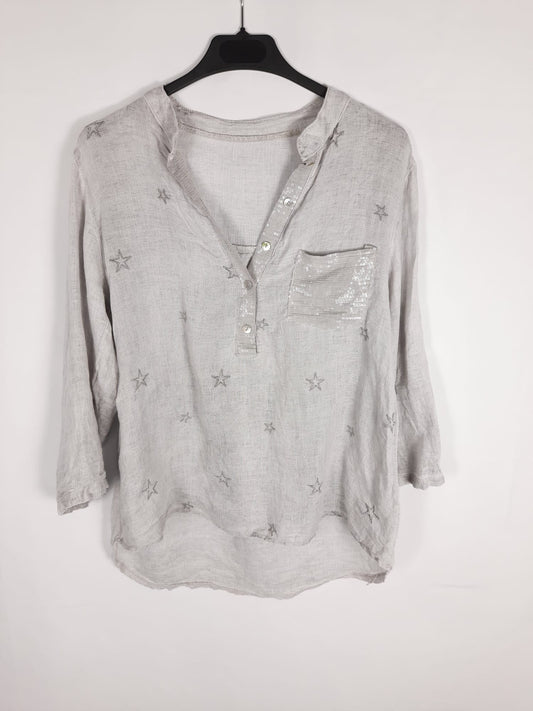 OTRAS. blusa gris abotonada estrellitas T.m