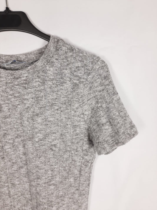 ZARA. camiseta gris canalé  textura T.s