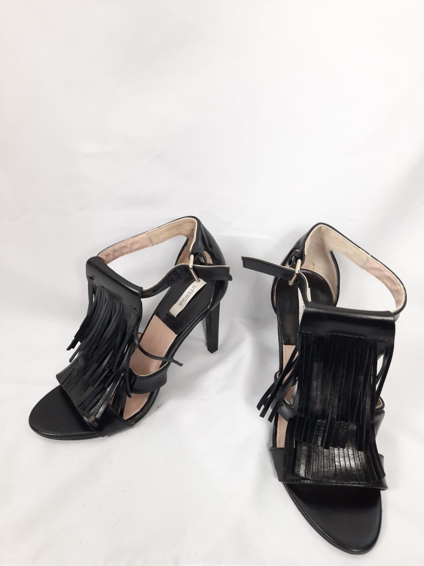 UTERQUE. Zapatos de tacón flecos negros T.38